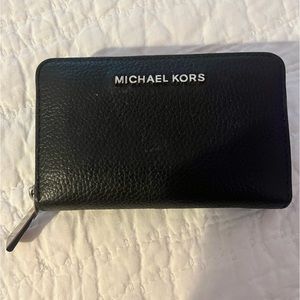 Michael’s Kors wallet. Won’t last.Used for only a week and need to sell asap